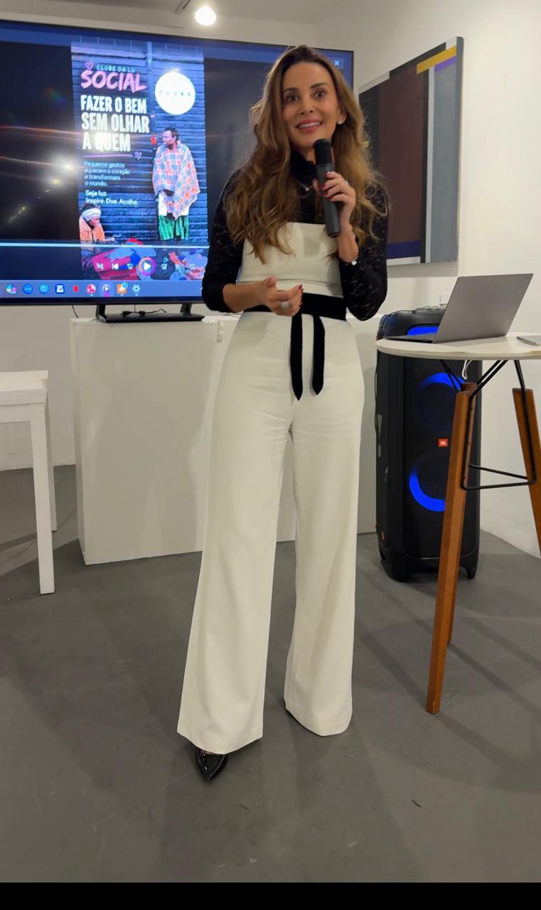 Luciane em palestra do Clube da Lu Social — Fazer o bem sem olhar a quem