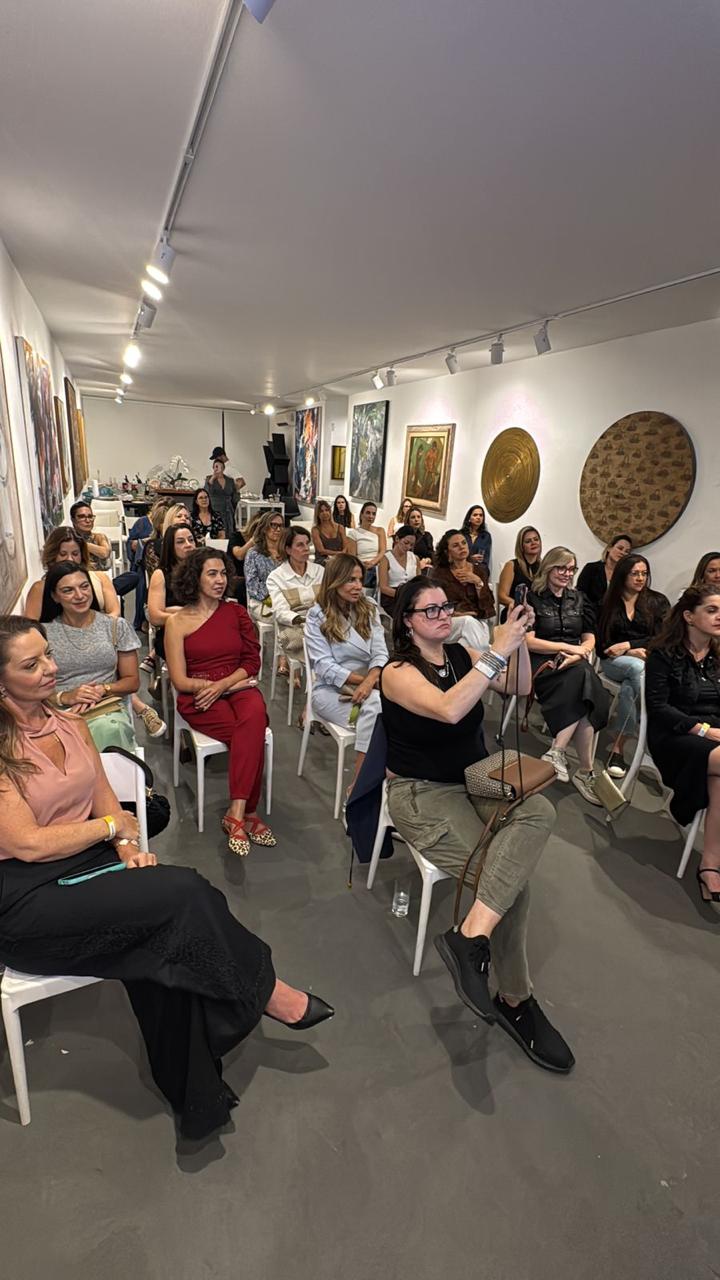 Público do Clube da Lu durante encontro em galeria de arte